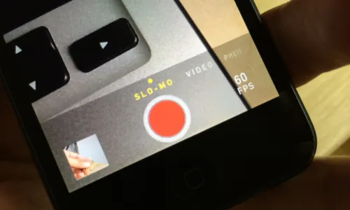 Abra a câmera do smartphone e selecione o modo “câmera lenta” ou “slo-mo”
